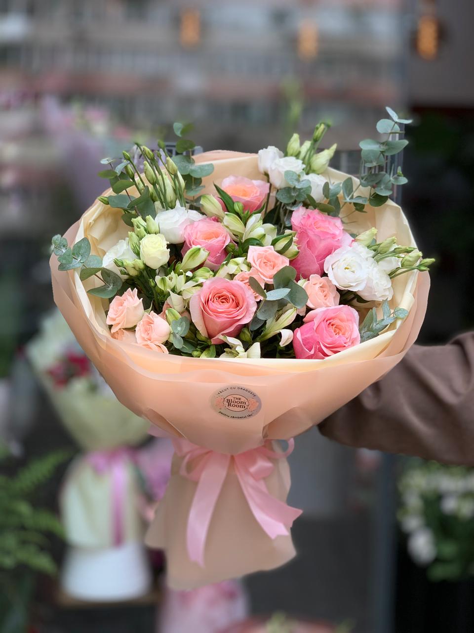 Buchet cu Trandafiri Roz Pal Spray Roses si Alstroemeria