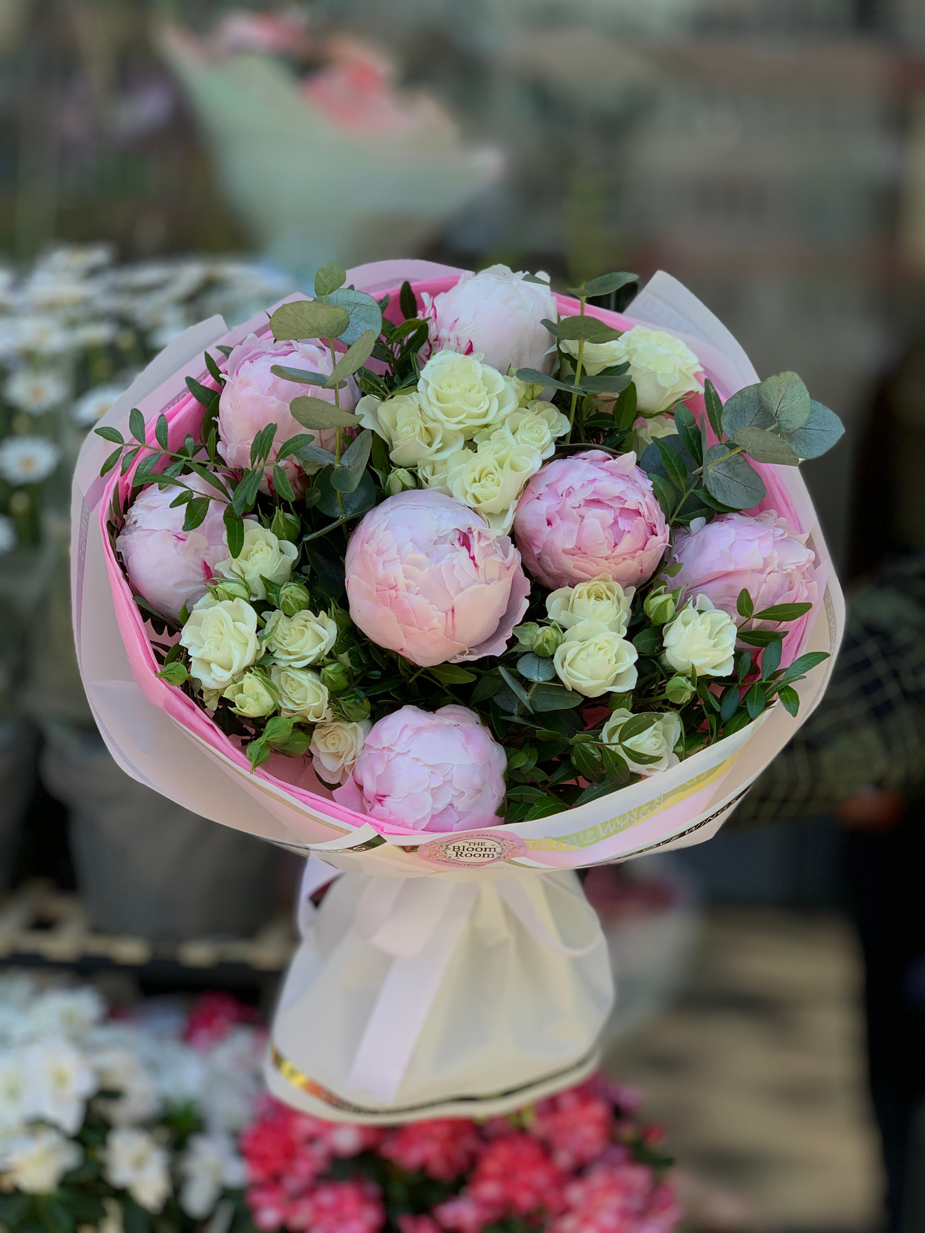 Buchet de Bujori și Trandafiri cu Gypsophila