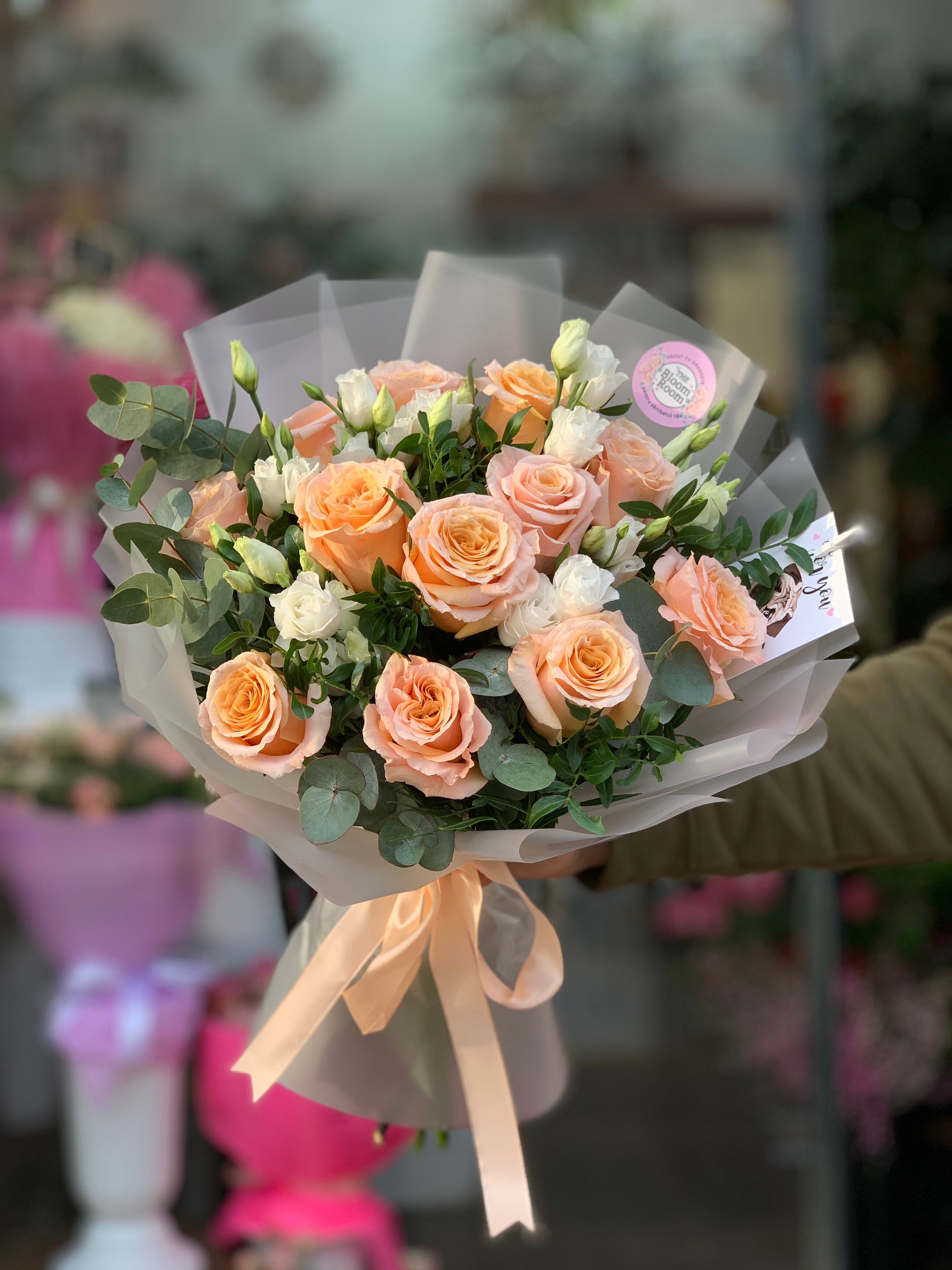 Buchet 15 Trandafiri Piersica cu Eustoma
