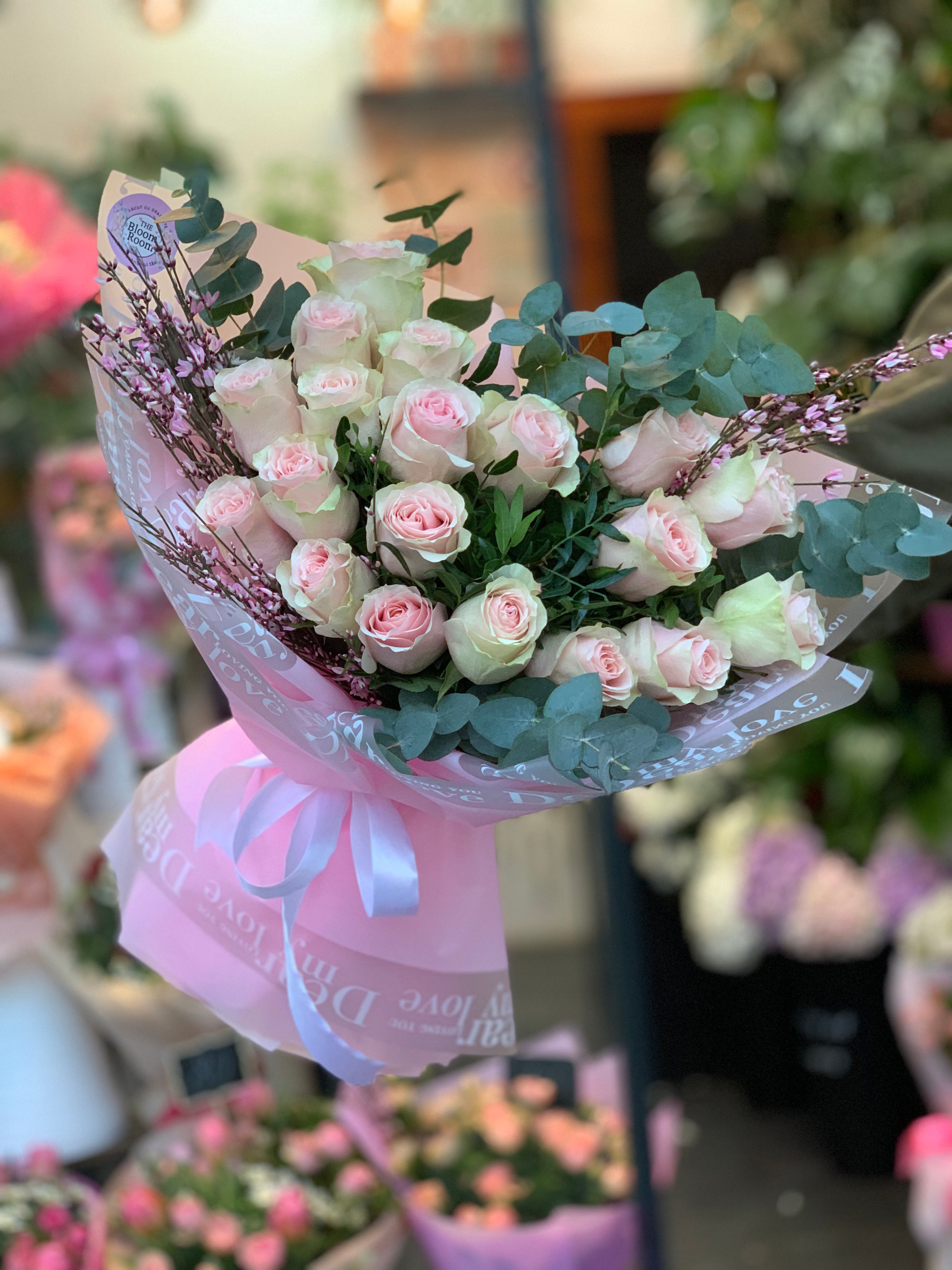 Buchet 19 Trandafiri cu Eucalipt