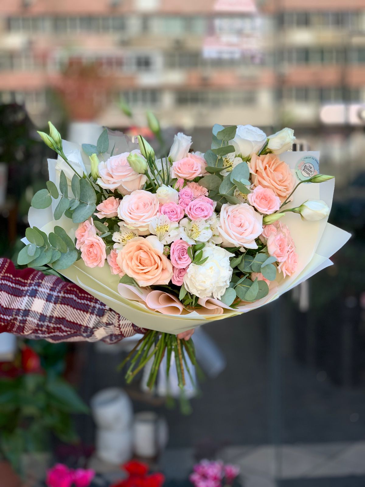 Buchet Mix cu Trandafiri Piersică și Roz, Minirosa Roz, Lisianthus Alb, Alstroemeria și Eucalipt
