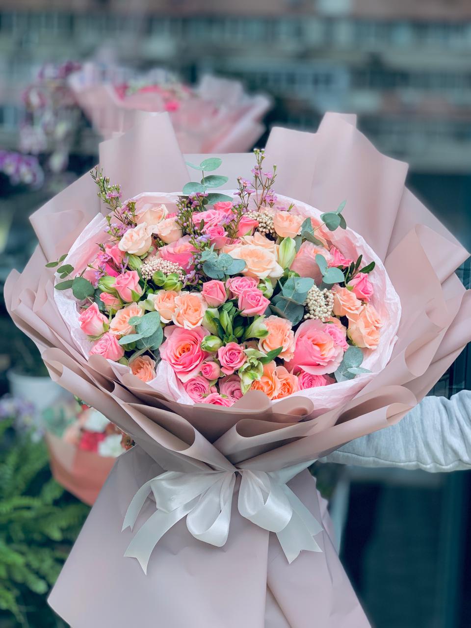 Buchet Mixt Pastel cu Trandafiri Roz și Piersică