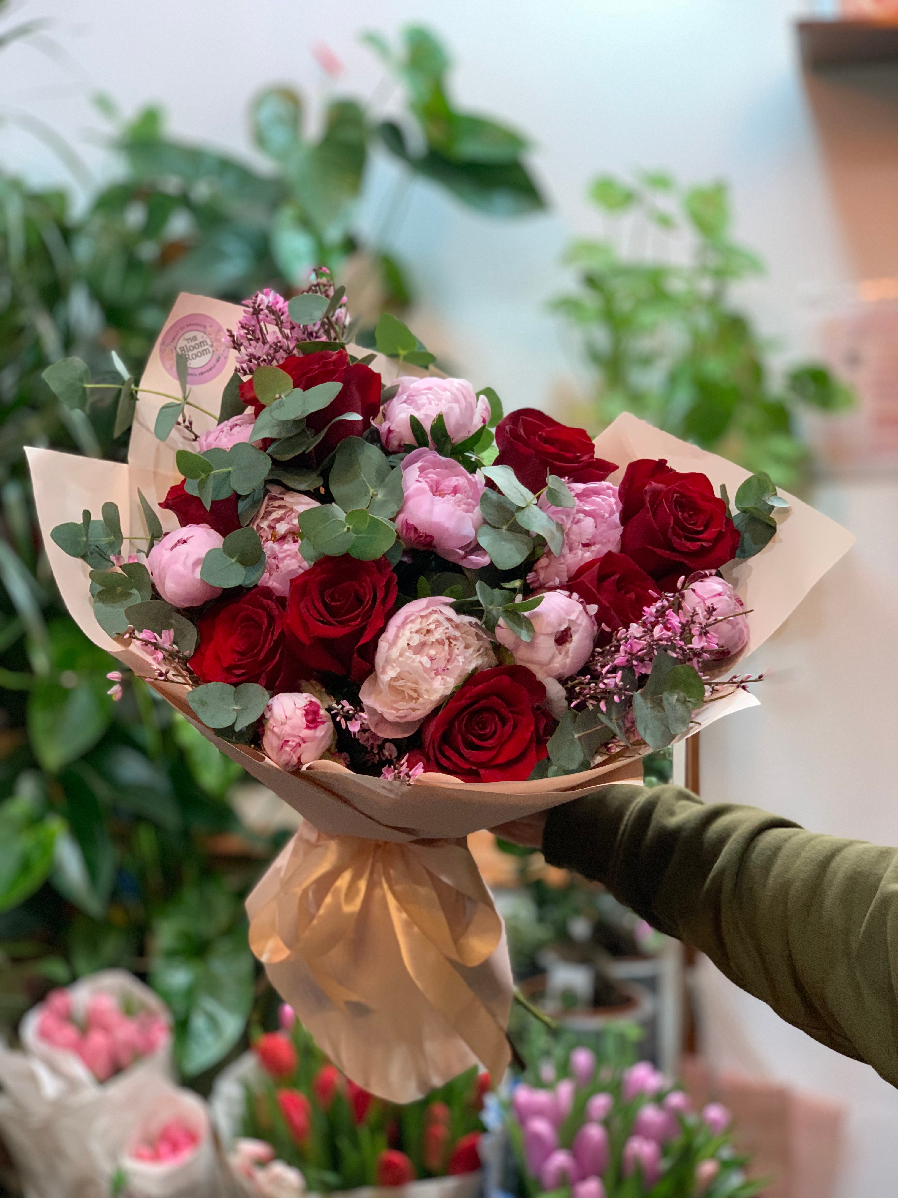 Buchet Mixt Trandafiri cu Bujori – Livrare Flori București & Ilfov