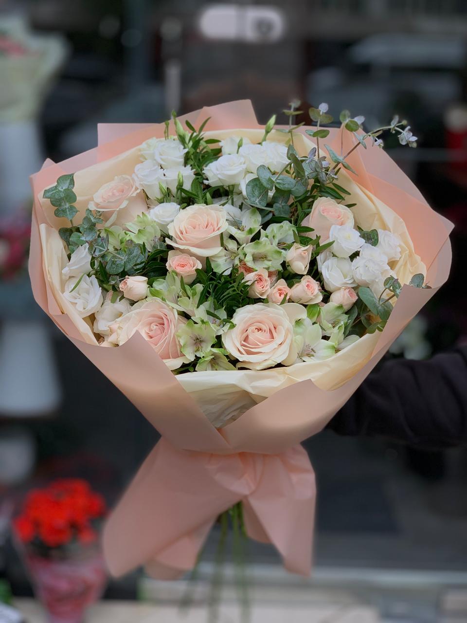 Buchet Sofisticat cu Trandafiri Roz Pal, Spray Roses si Alstroemeria Verde  The Bloom Room București
