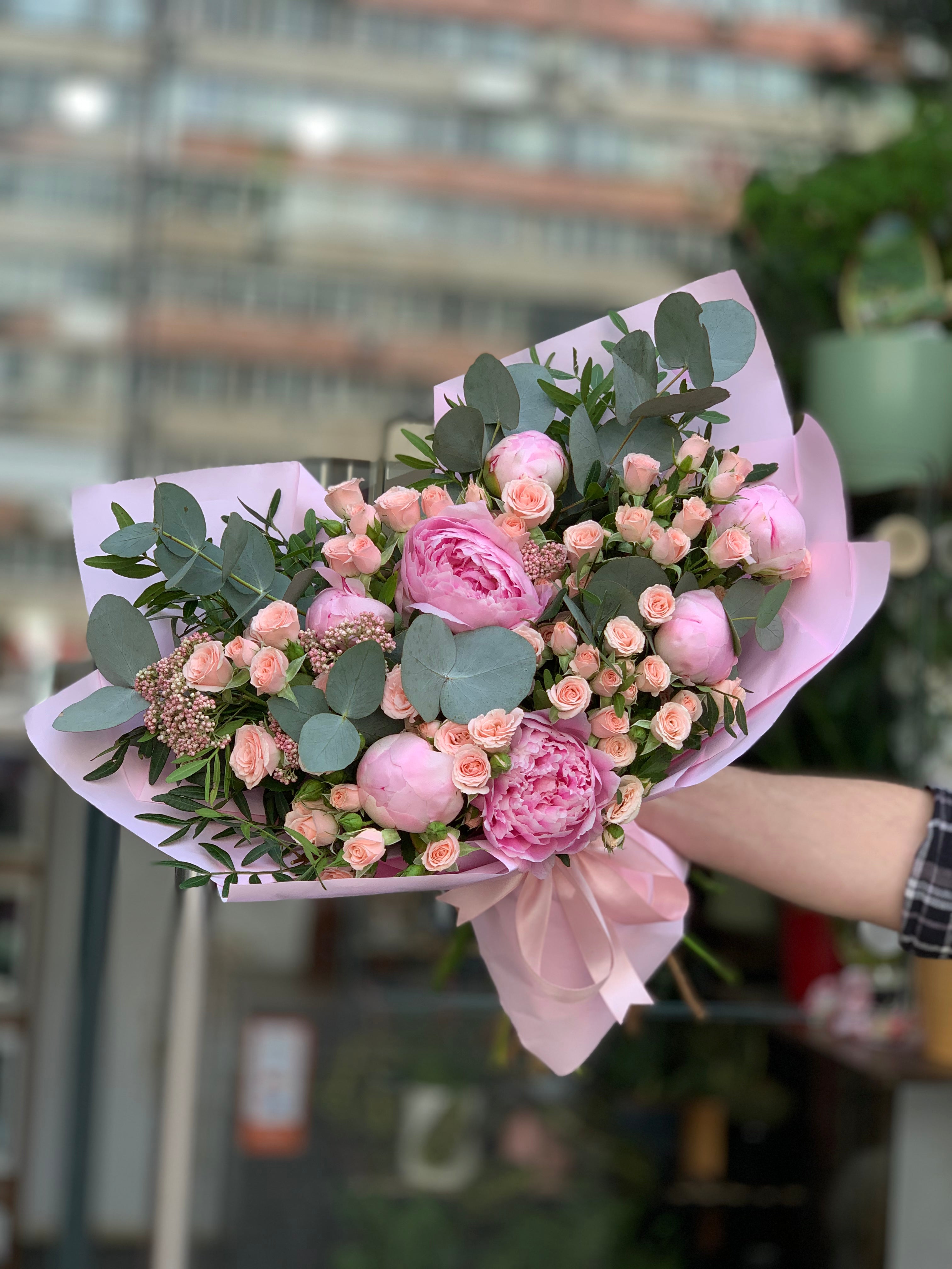 Buchet Mixt Bujori cu Trandafiri Bușchet – Livrare Flori București & Ilfov