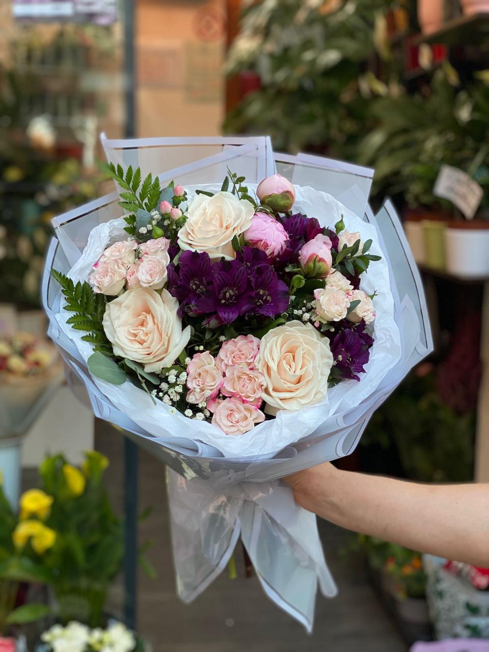 Buchet Romantic cu Trandafiri, Crizanteme și Bujori