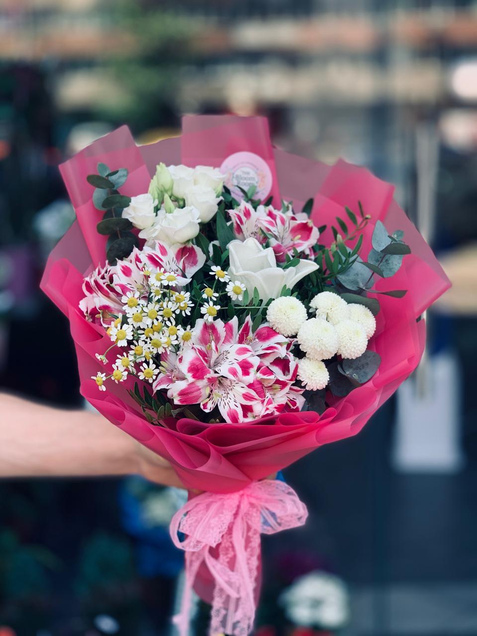 Buchet cu Alstroemeria Raspberry, Eustoma Alb și Crizanteme – Livrare București