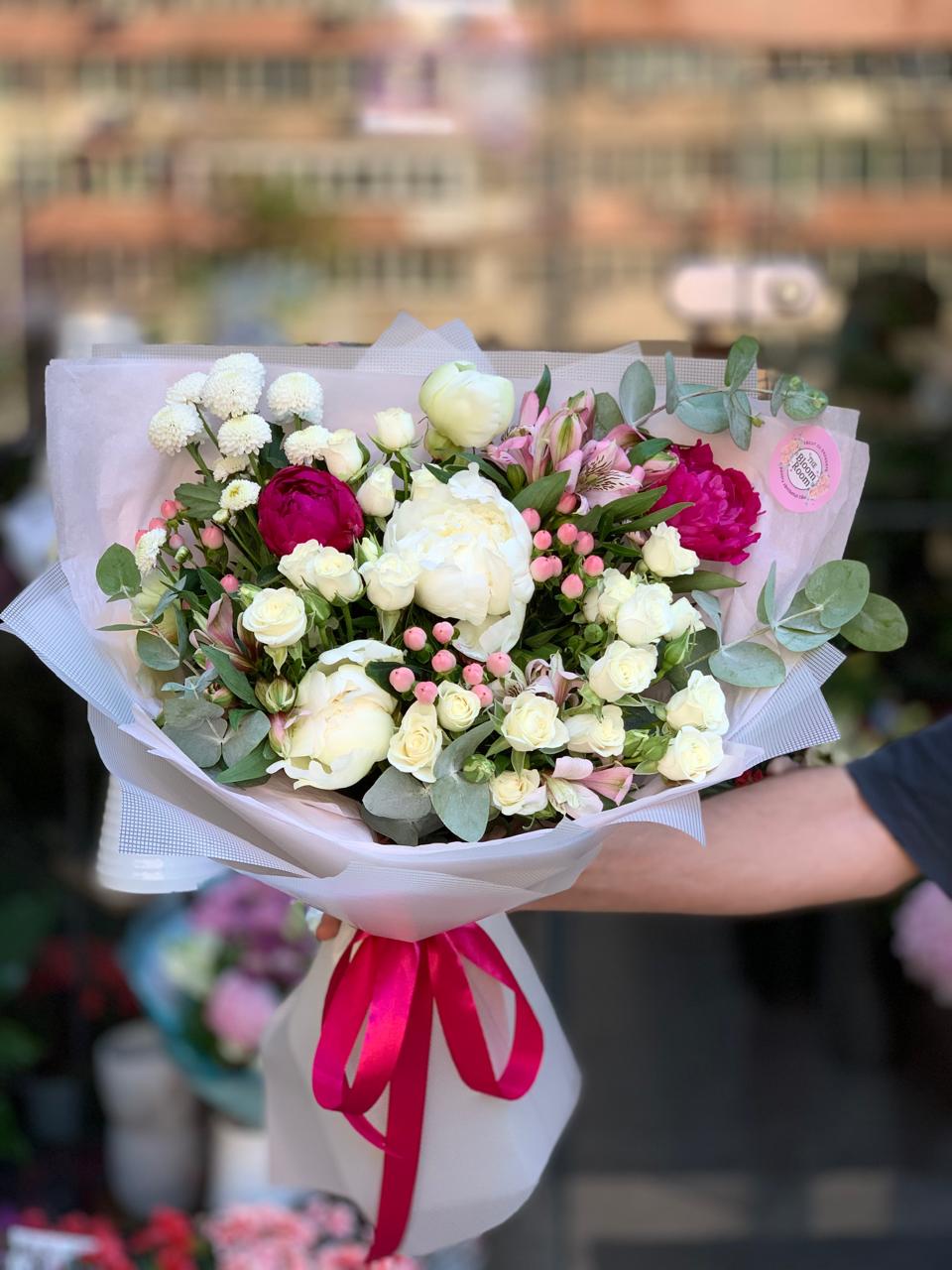 Buchet cu Bujori Maliniui, Crizanteme Albe și Alstroemeria – Livrare București