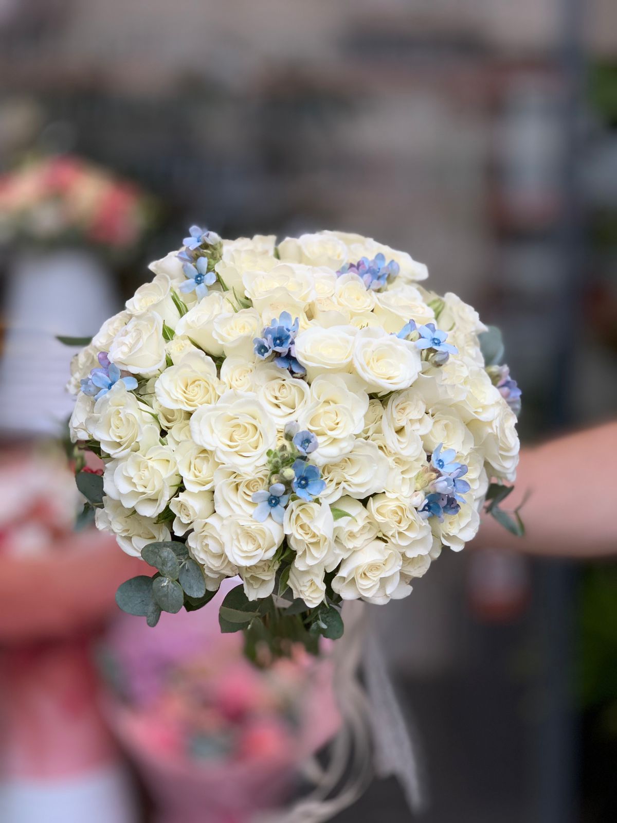 Buchet de Mireasă Alb cu Flori Albastre