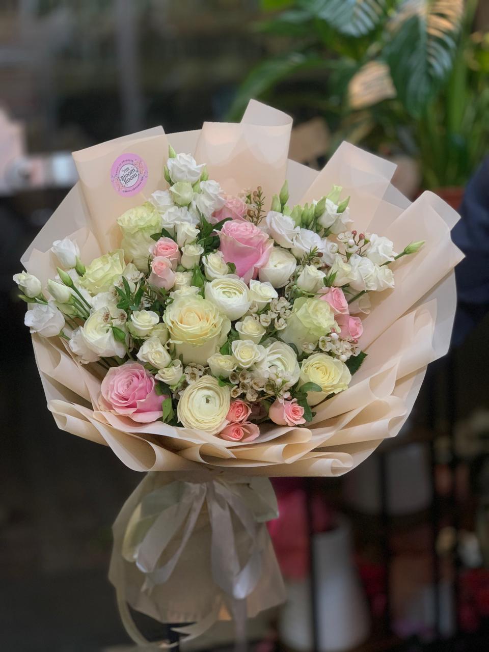 Buchet de Trandafiri albi pastel și Eustoma - Livrare flori București