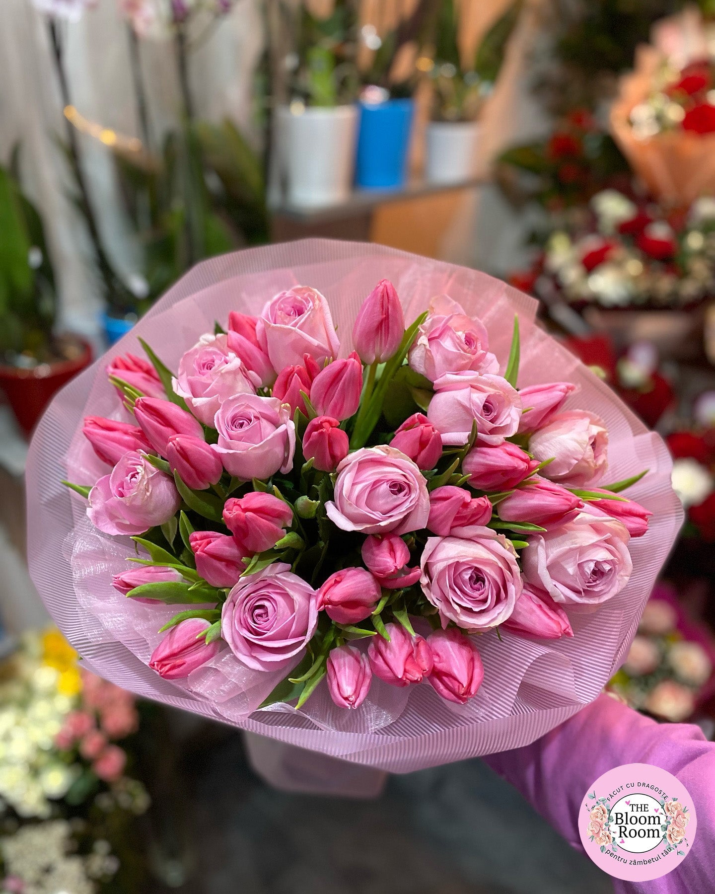Buchet Mix cu 11 roz trandafiri și 26 roz lalele 🌷🌷🌷