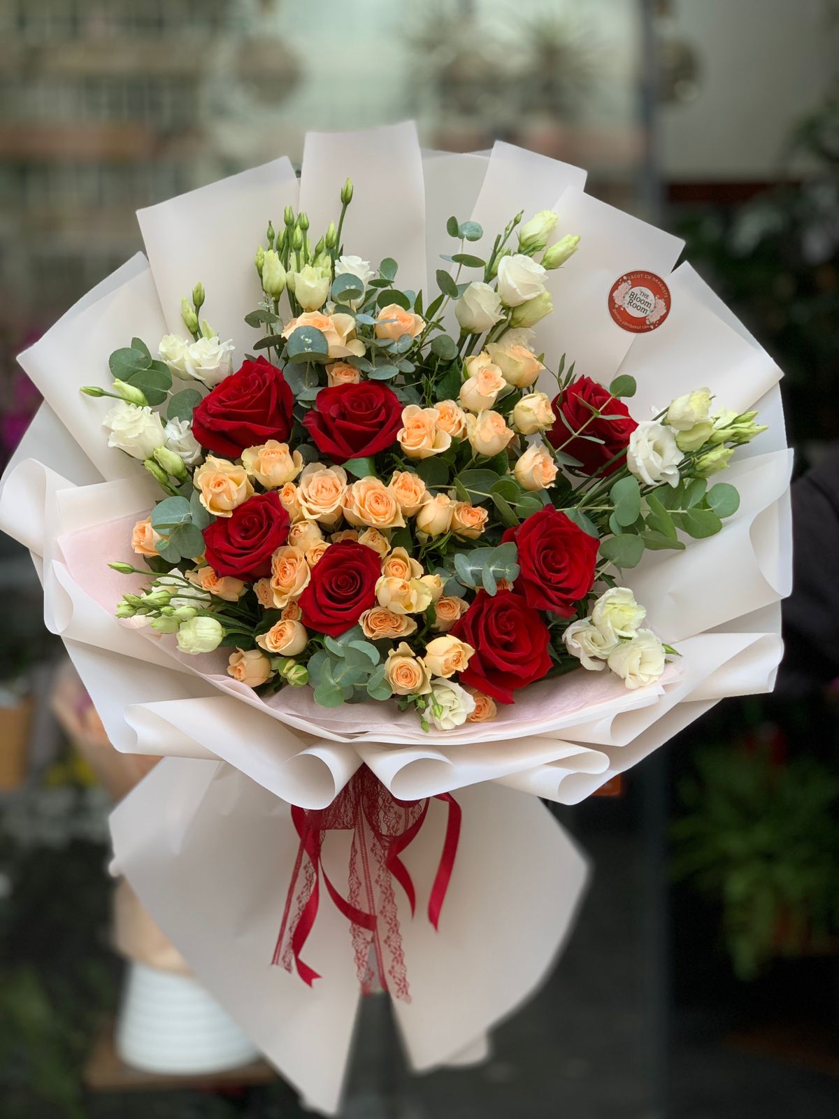 Buchet Mixt Trandafiri și Eustoma București