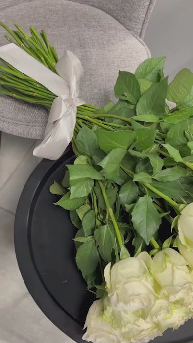 Buchet 51 Trandafiri Albi thebloomroom.mom Bucuresti